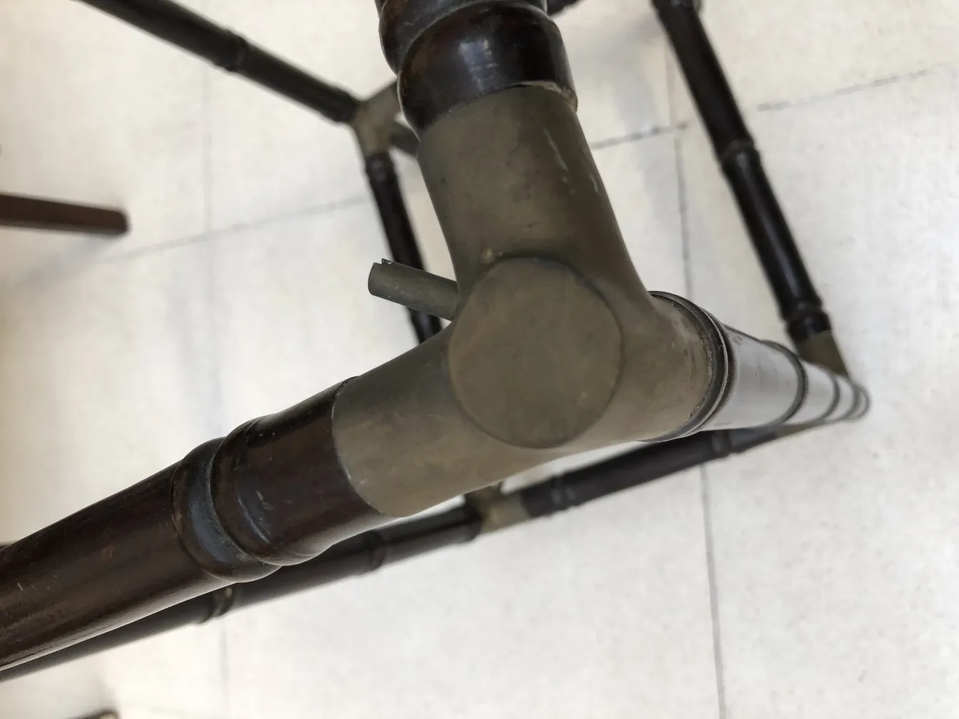 mesinha antiga com pernas elegantes em ambiente neutro