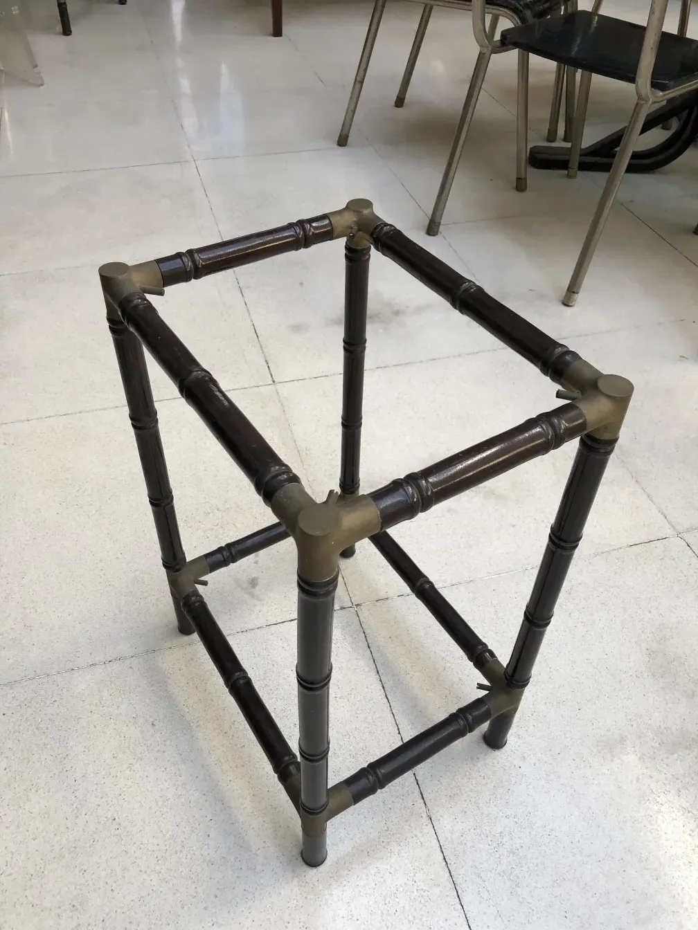 Mesita antigua de estilo clásico, patas de bambú, fondo blanco.