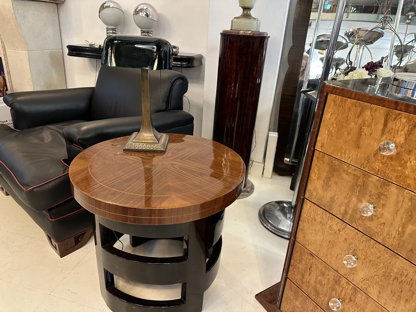 ancienne petite table ronde avec lampe dessus, ambiance élégante