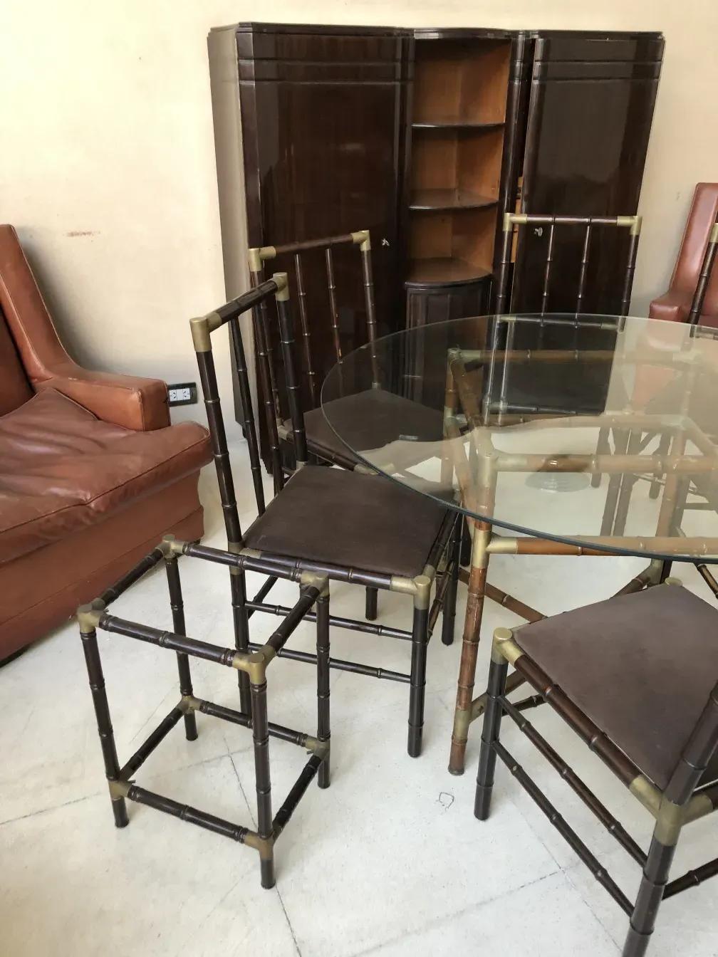 petite table ancienne avec chaises dans un cadre accueillant