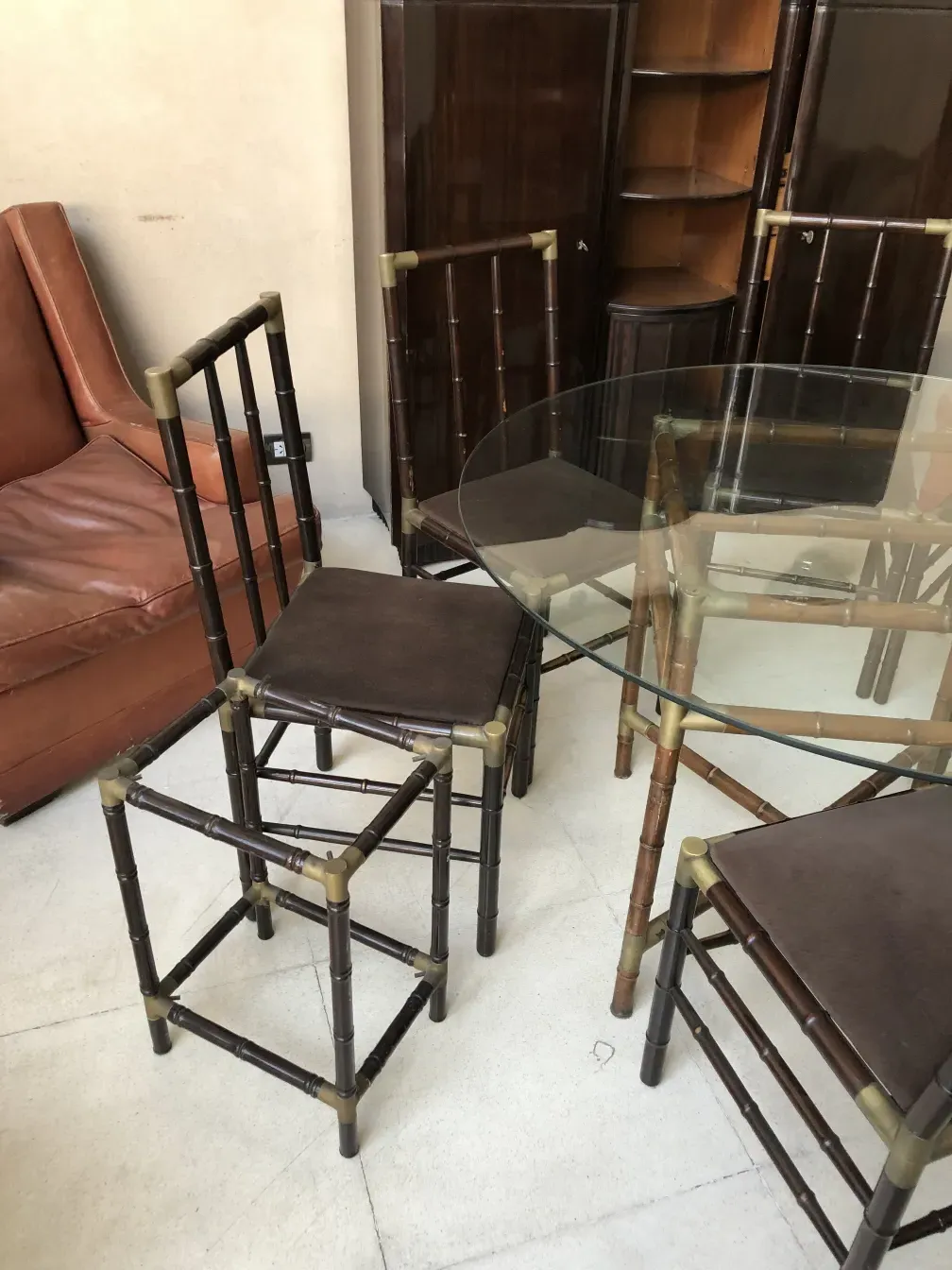 petite table ancienne avec un design chaleureux dans un cadre accueillant