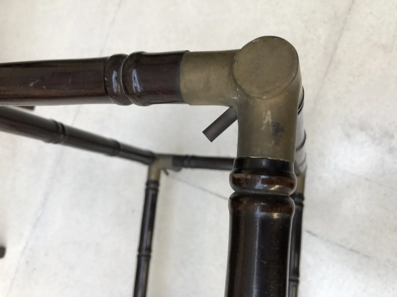 Eckdetail eines antiken kleinen Tisches