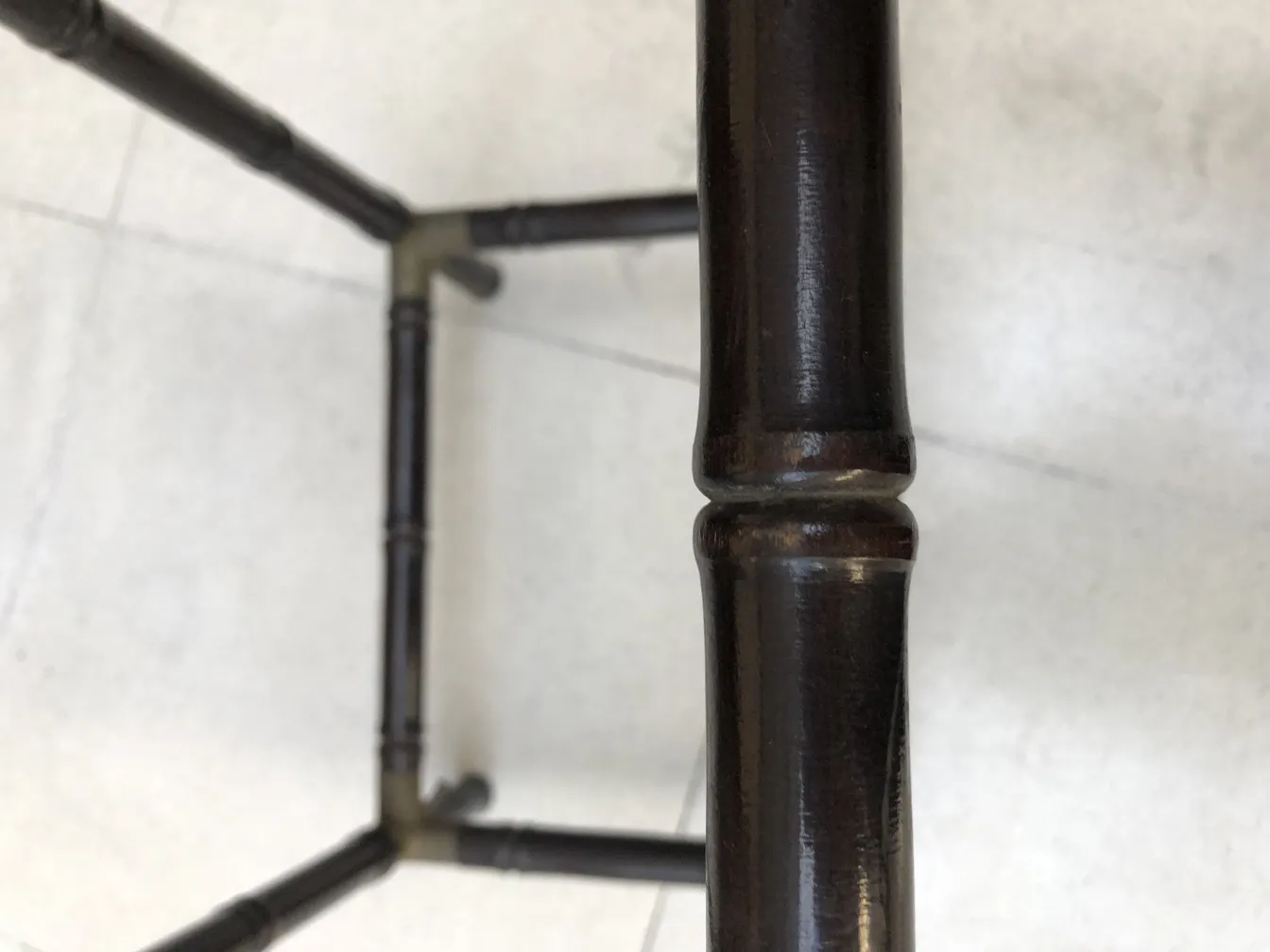 Un tavolino antico con design semplice e gambe eleganti.