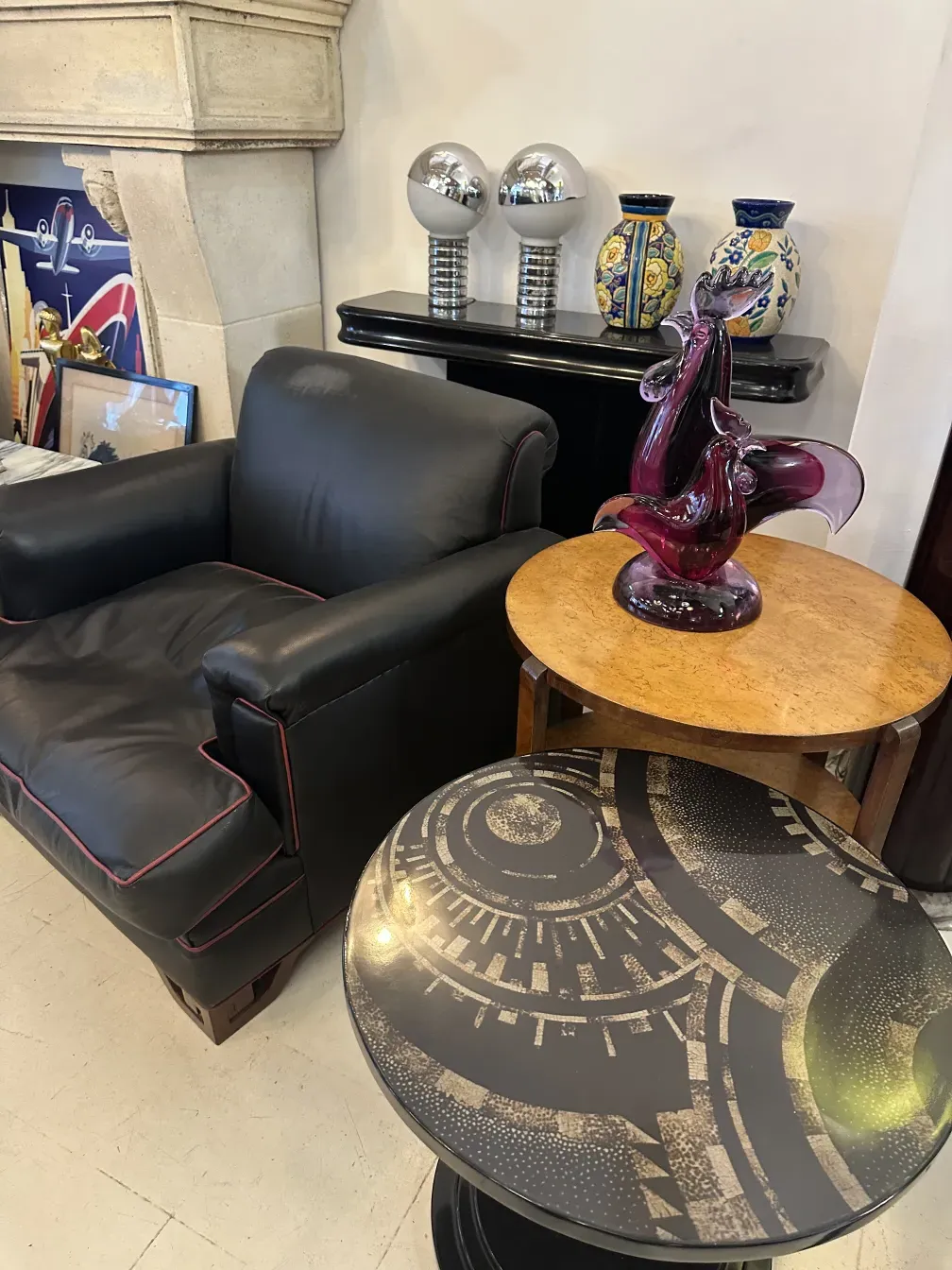 petite table antique avec un design décoratif moderne