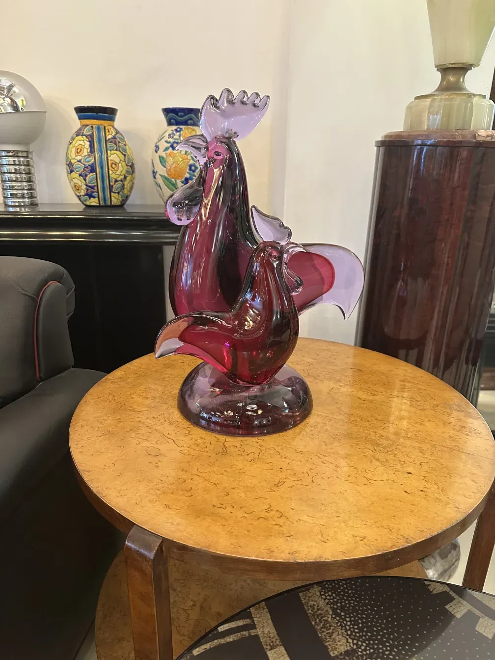 petite table ancienne ronde avec décoration colorée