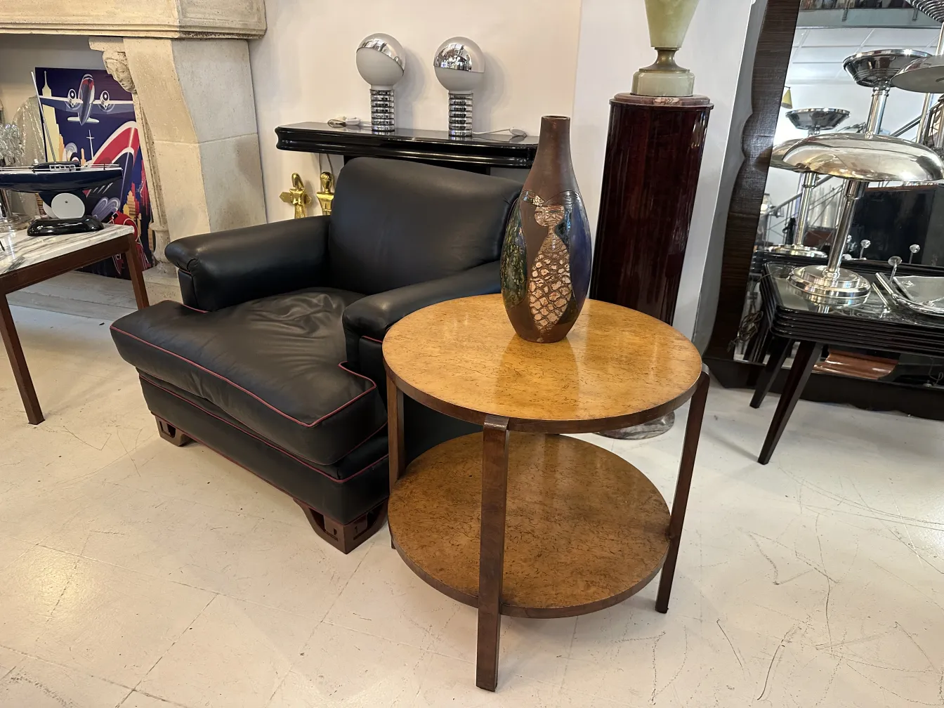 Petite table antique ronde avec un vase décoratif dessus