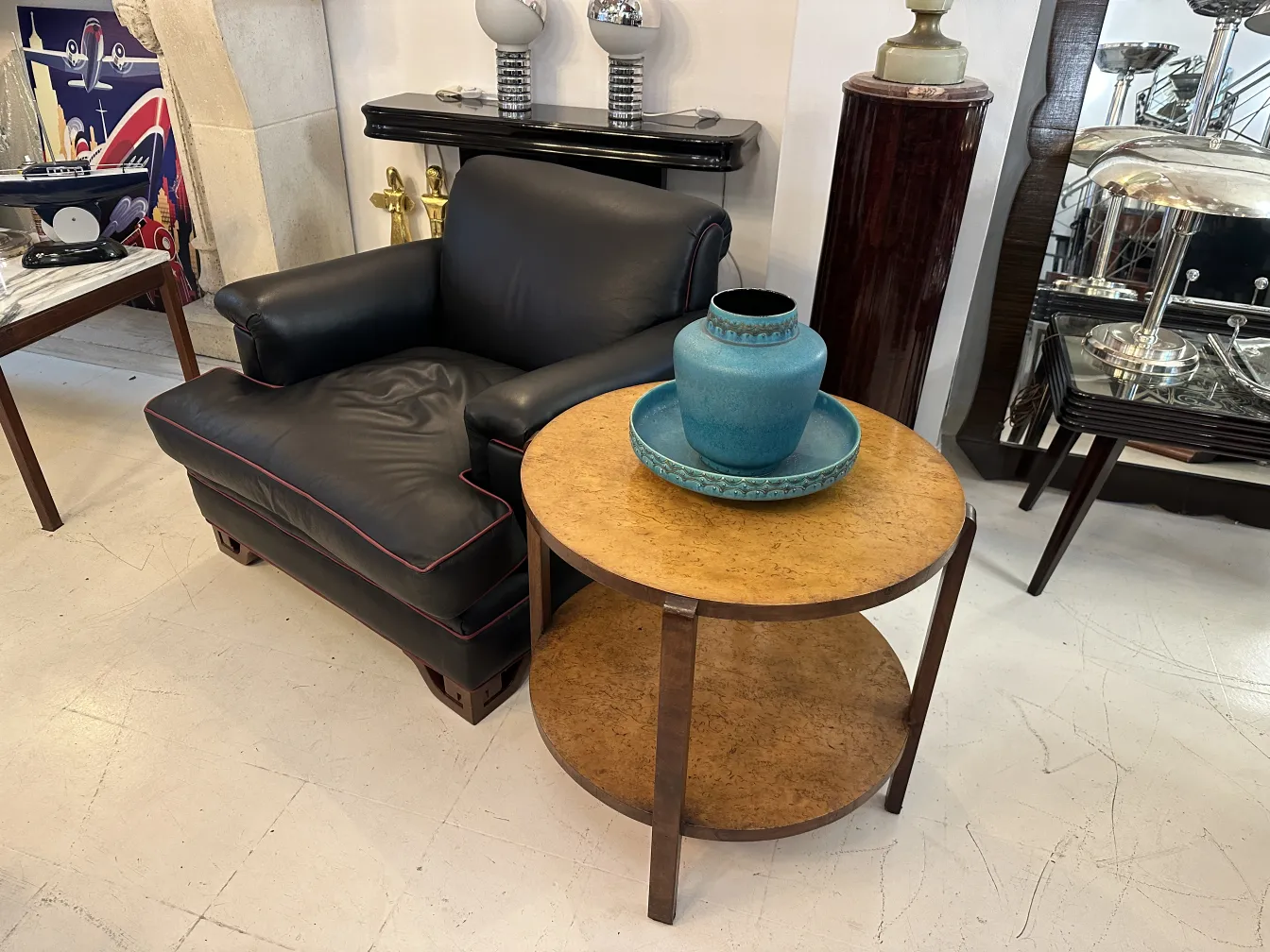 mesita antigua con decoraciones, accesorios en ambiente interior