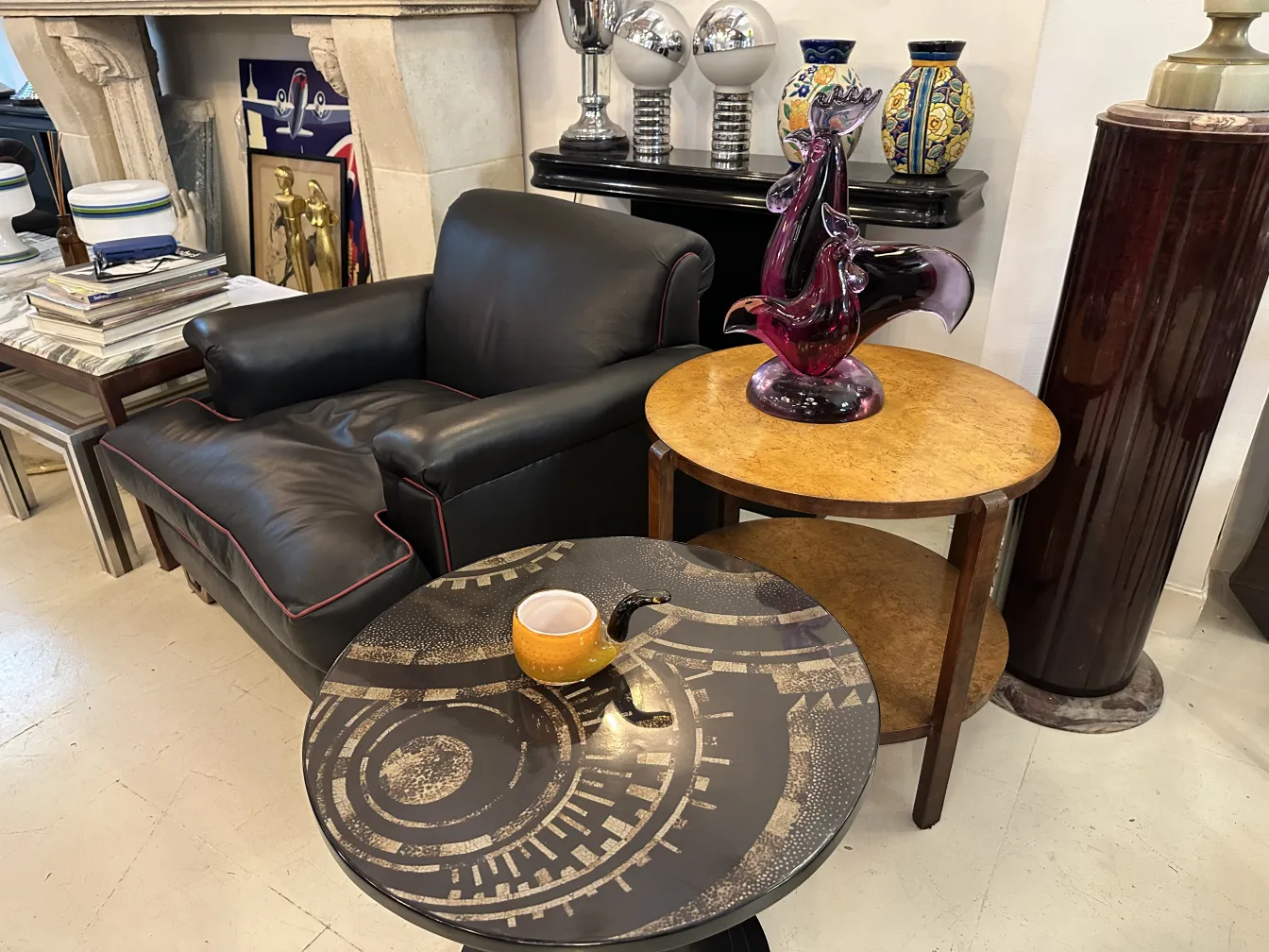 tavolino antico con design e decorazione artistici