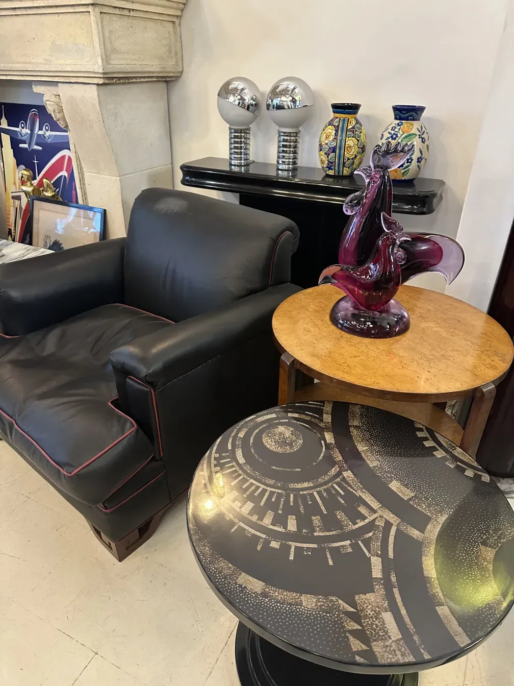 装飾の詳細がある古い丸テーブル、エレガントな雰囲気。