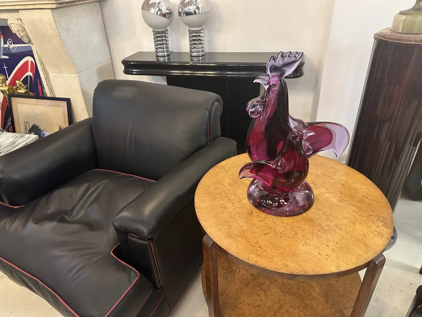 Tavolino antico decorativo con un gallo di vetro viola
