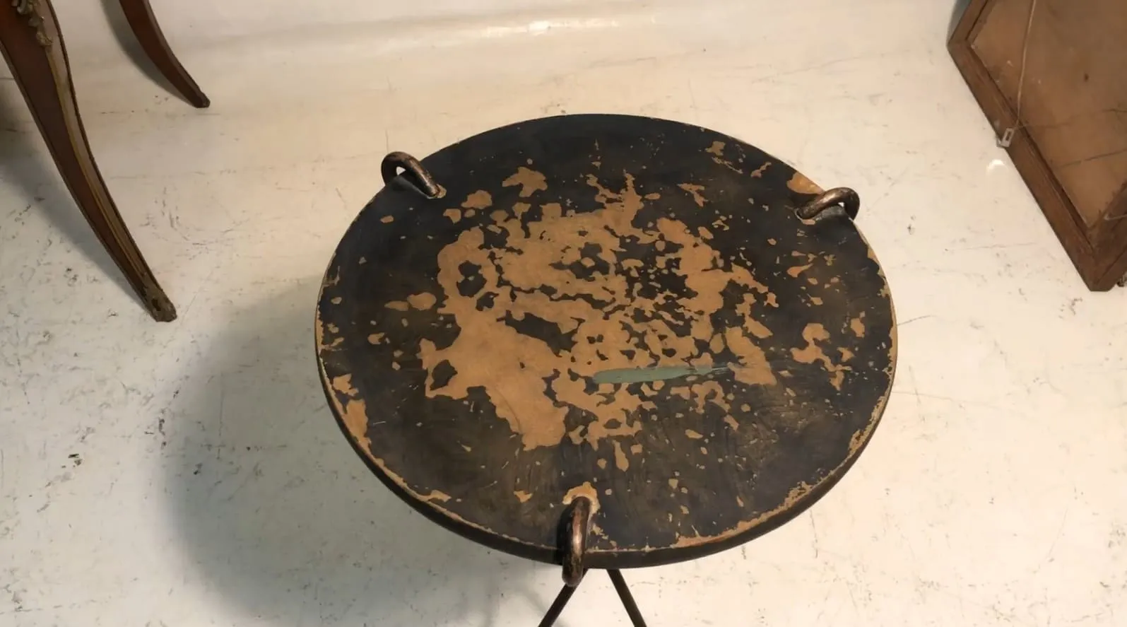 tavolino antico rotondo con design vintage e usura visibile