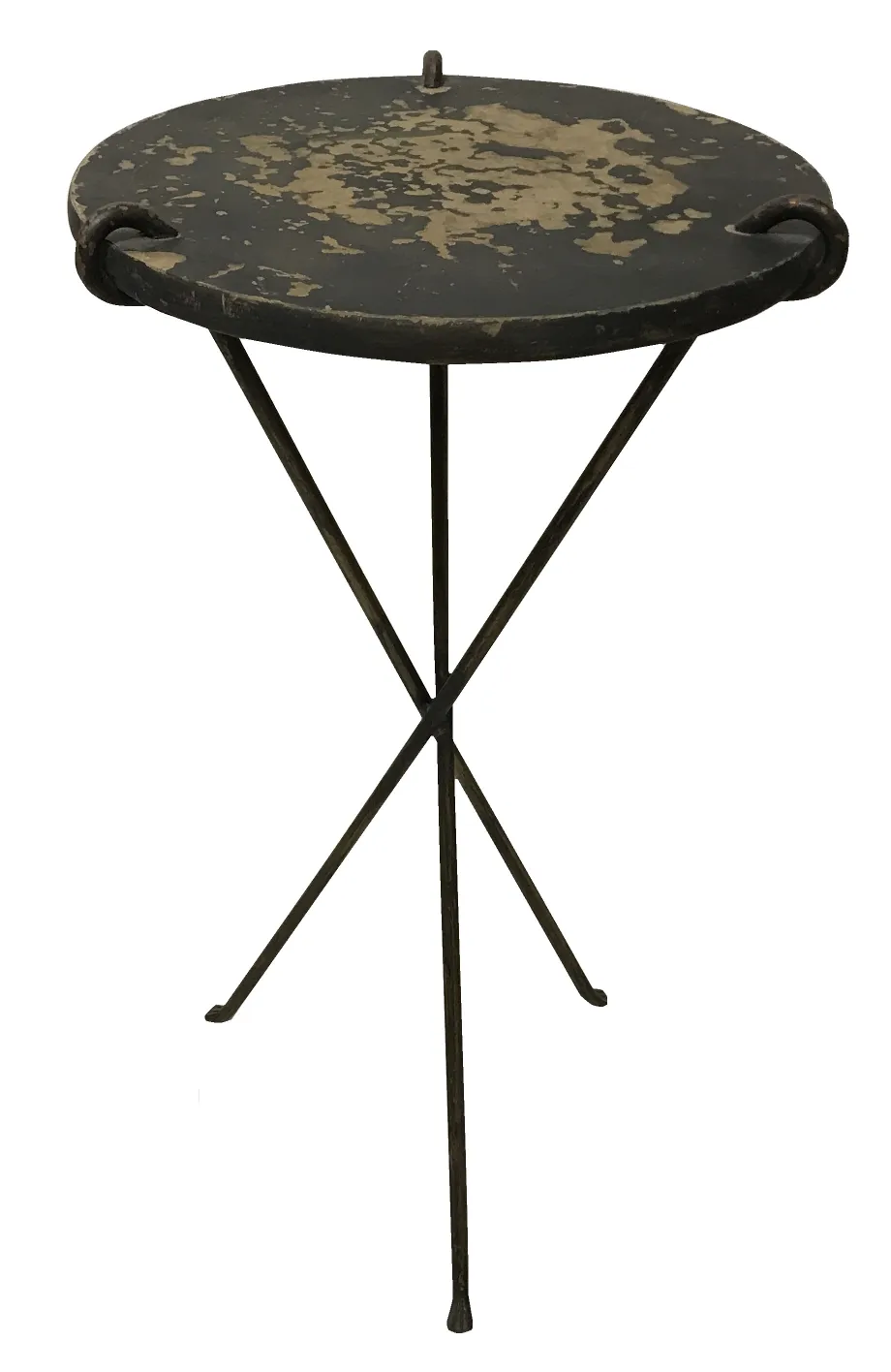 Petite table ancienne avec une base triangulaire, sombre et usée.