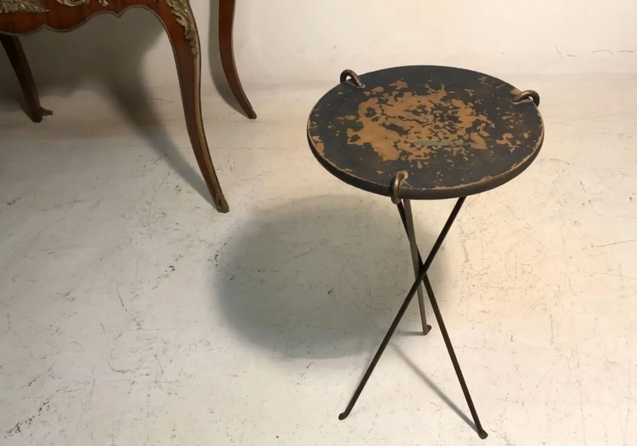 Petite table ancienne avec surface usée et pieds croisés