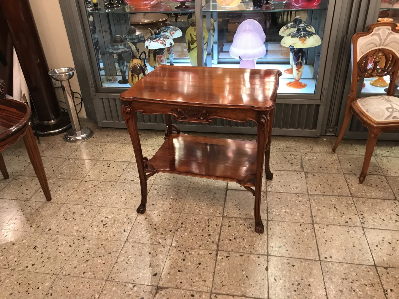 Petite table ancienne avec étagère, dans un cadre vintage avec divers objets