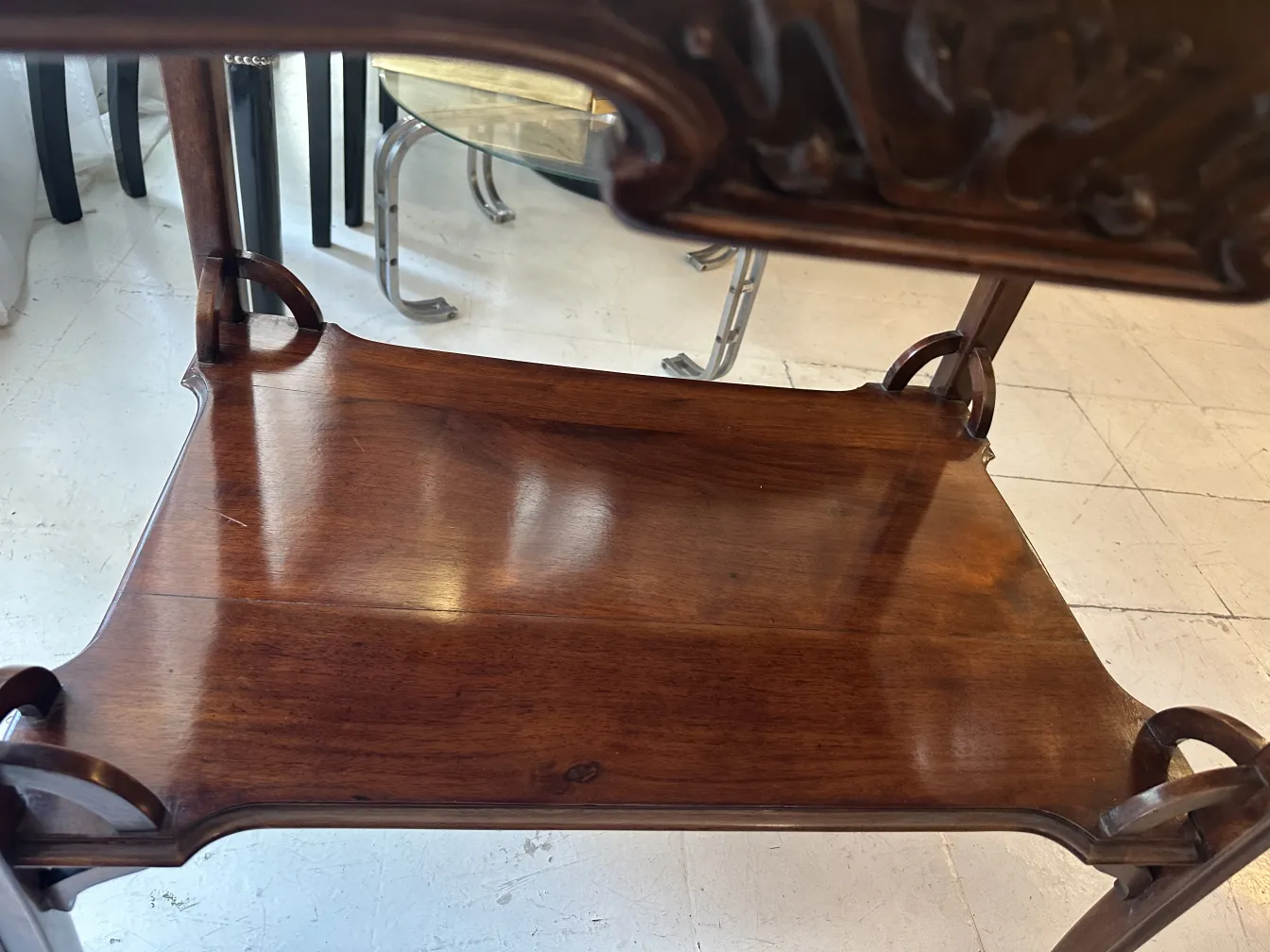 Petite table ancienne avec détails du salon