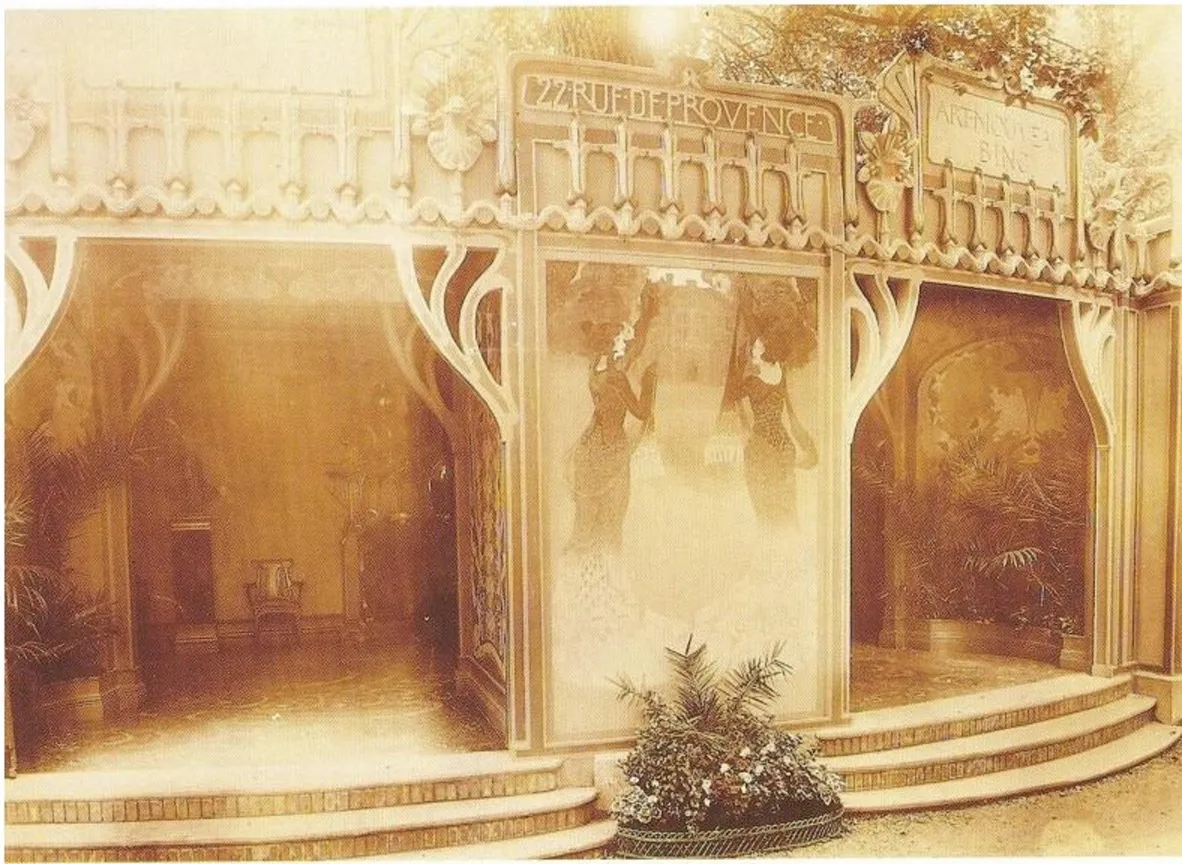 tavolino antico con dettagli decorativi in stile art nouveau