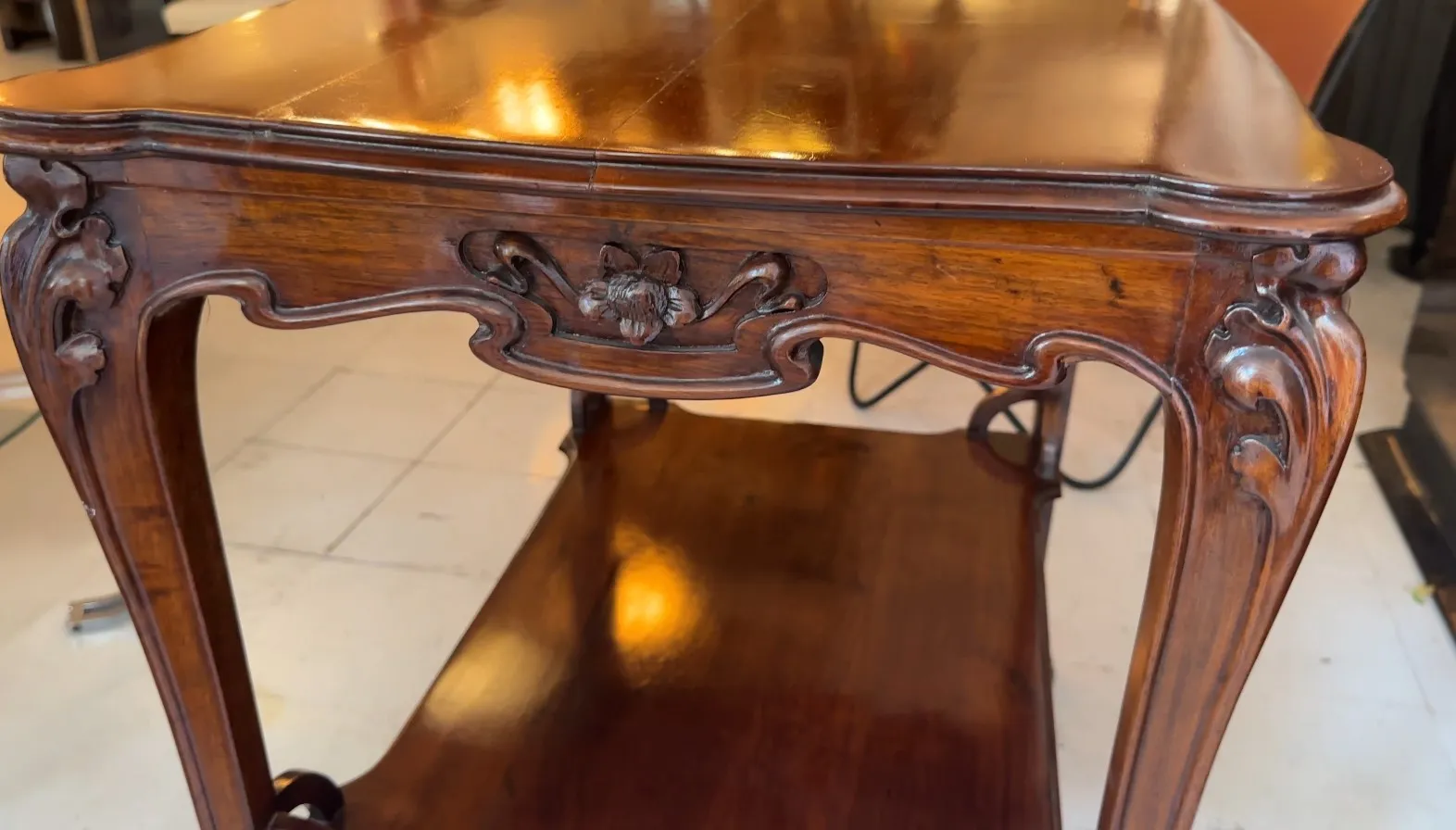 tavolino antico con intagli intricati in un ambiente accogliente