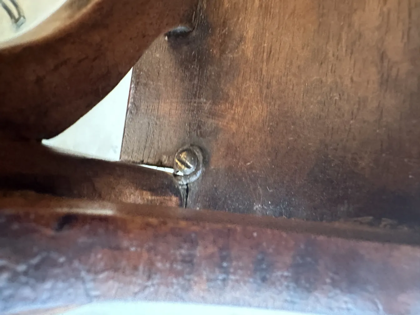 détail d'une petite table ancienne avec vis visible