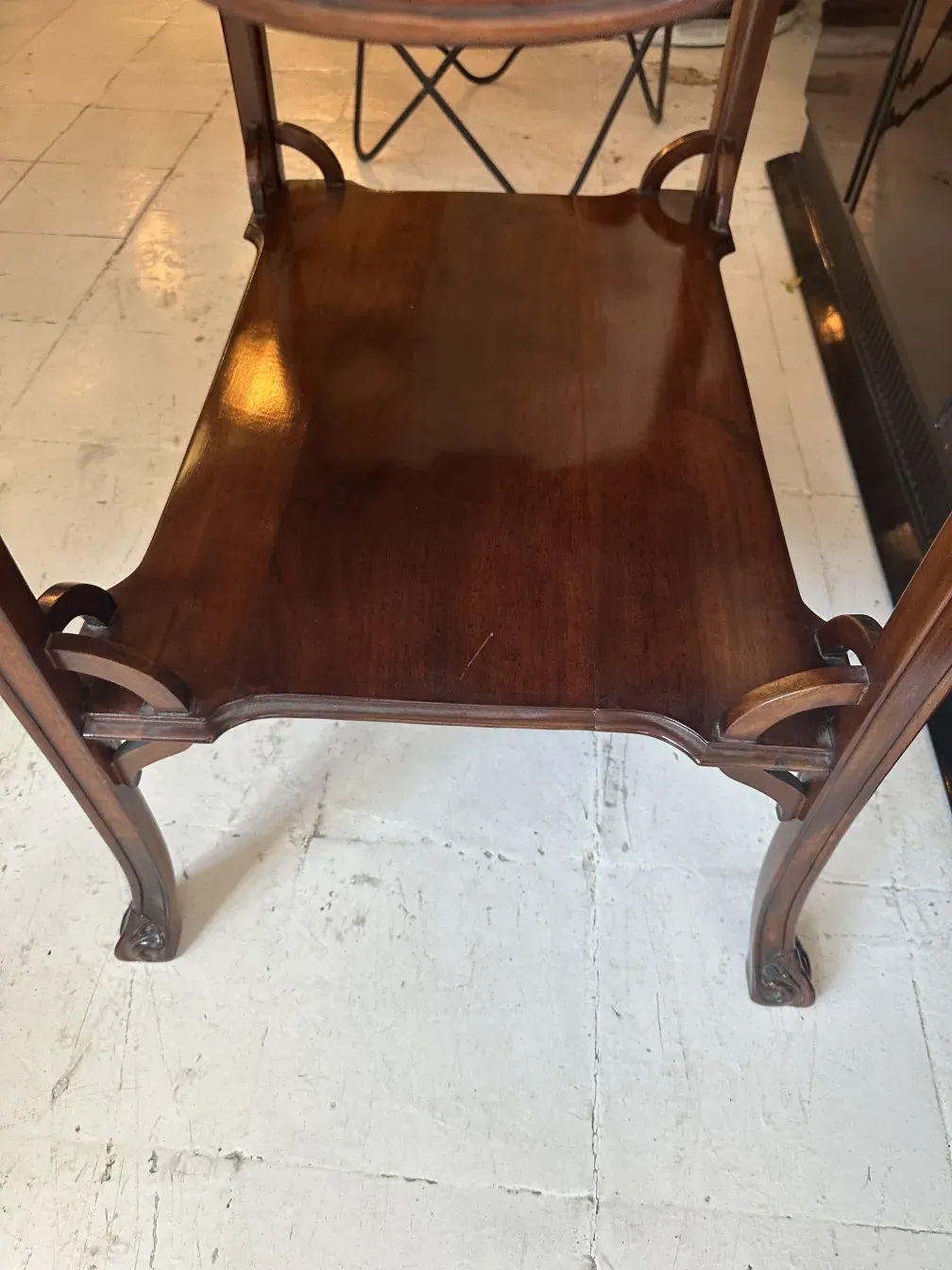 mesinha de antiquário com pernas detalhadas e superfície brilhante