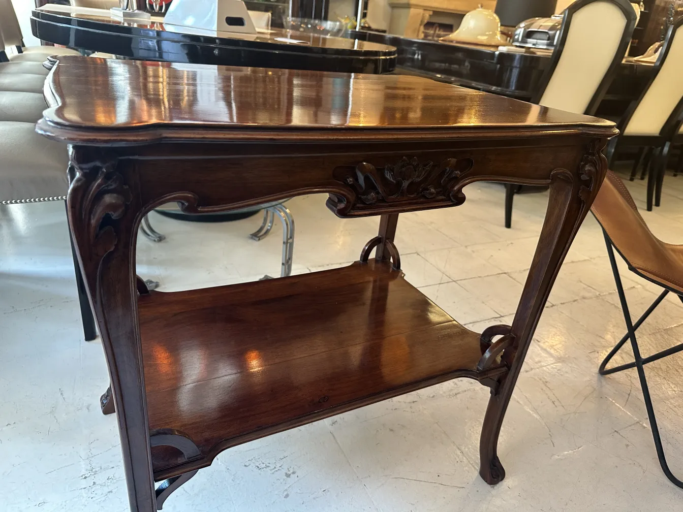 Ancienne petite table avec des caractéristiques décoratives et une étagère