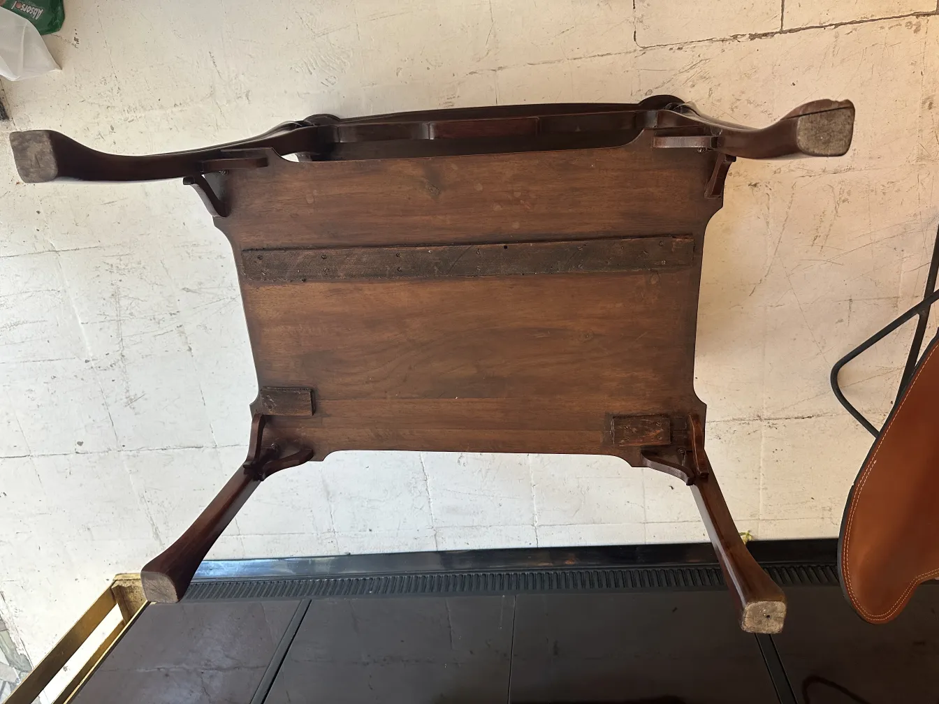 petite table ancienne avec pieds inclinés, cadre accueillant