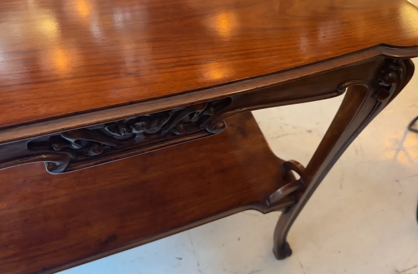 petite table ancienne en bois avec étagère décorative dans un cadre chaleureux