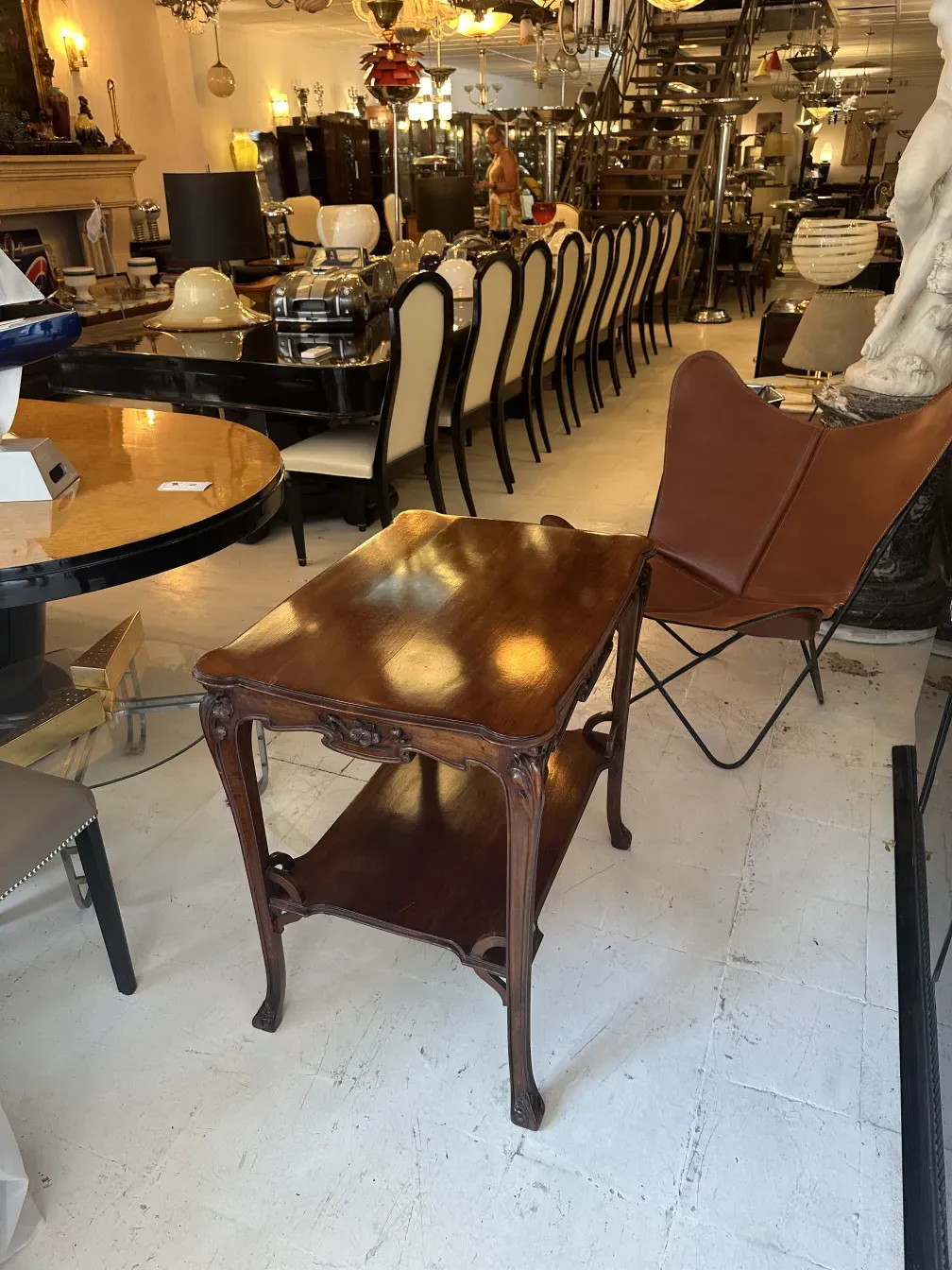 petite table ancienne avec une étagère inférieure dans un cadre élégant