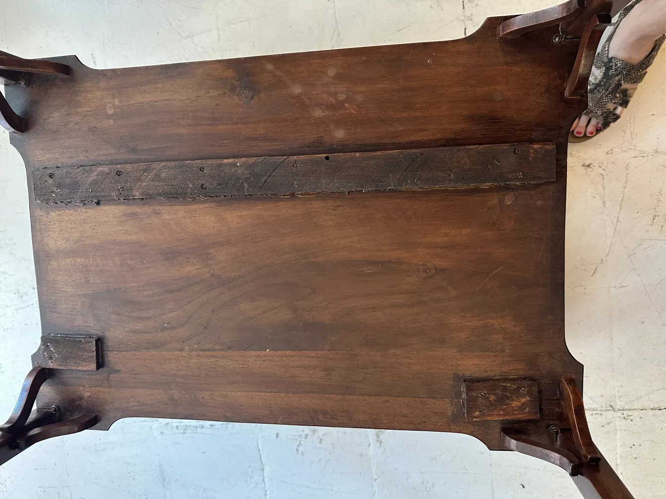 Obenansicht eines alten kleinen Tisches mit Beindetails