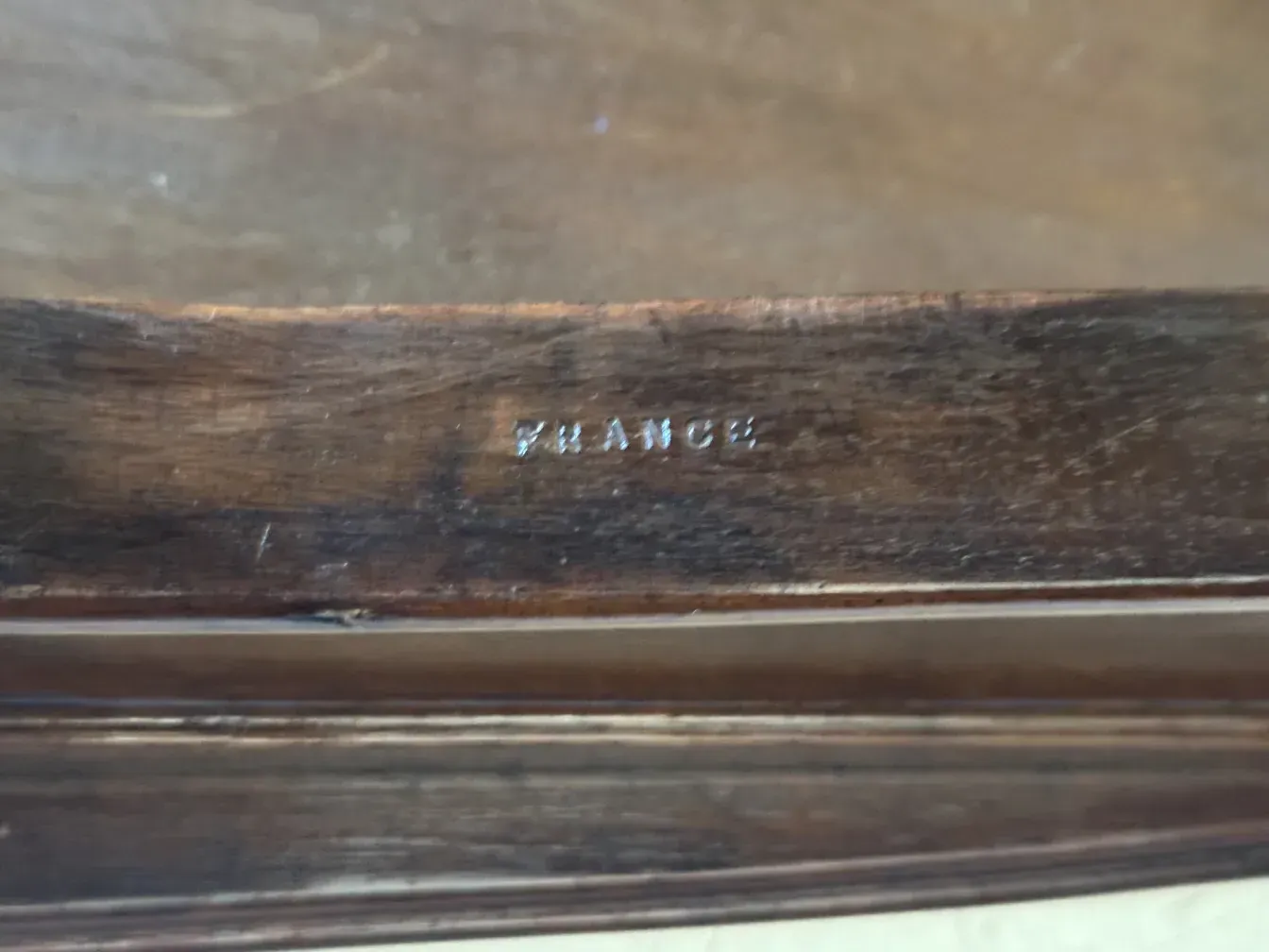 Petite table ancienne avec des détails uniques dans un cadre classique.