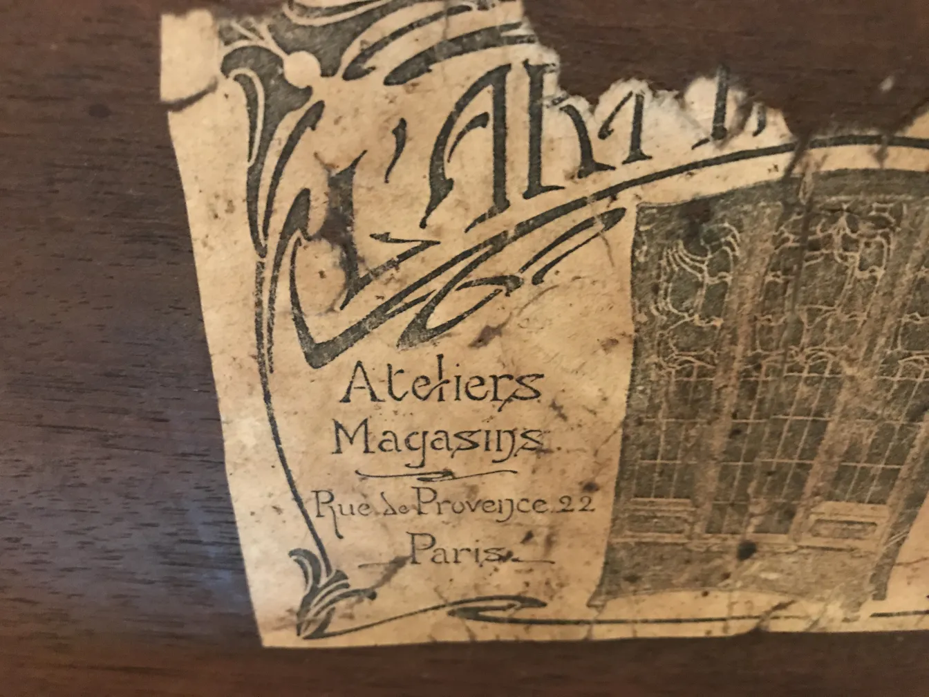 ancienne petite table décorative dans un environnement