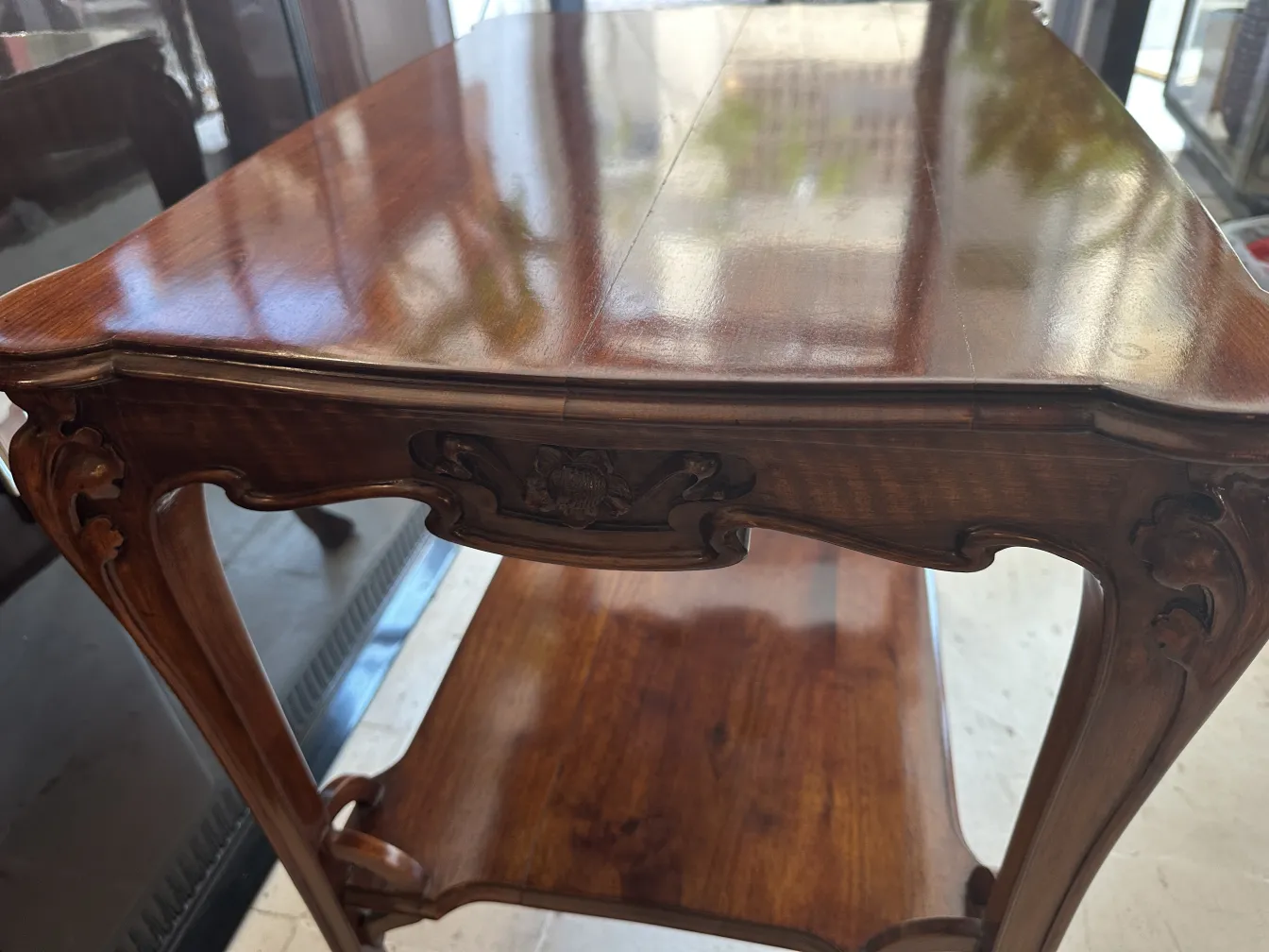 petite table ancienne marron avec pieds décoratifs