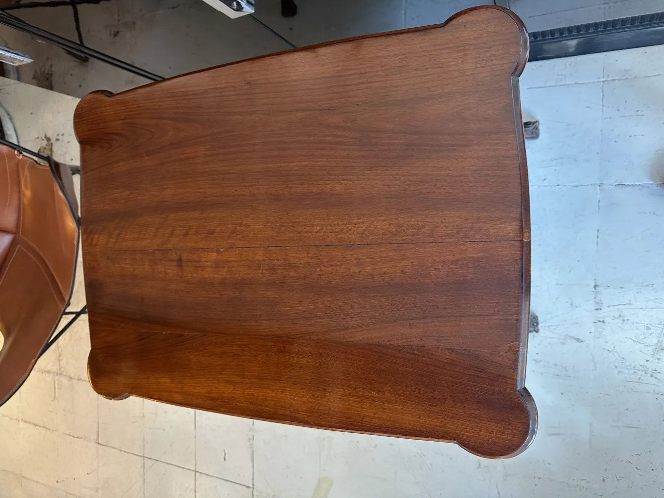 Alter Tisch mit sanftem Design und eleganten Formen in einer gemütlichen Umgebung.