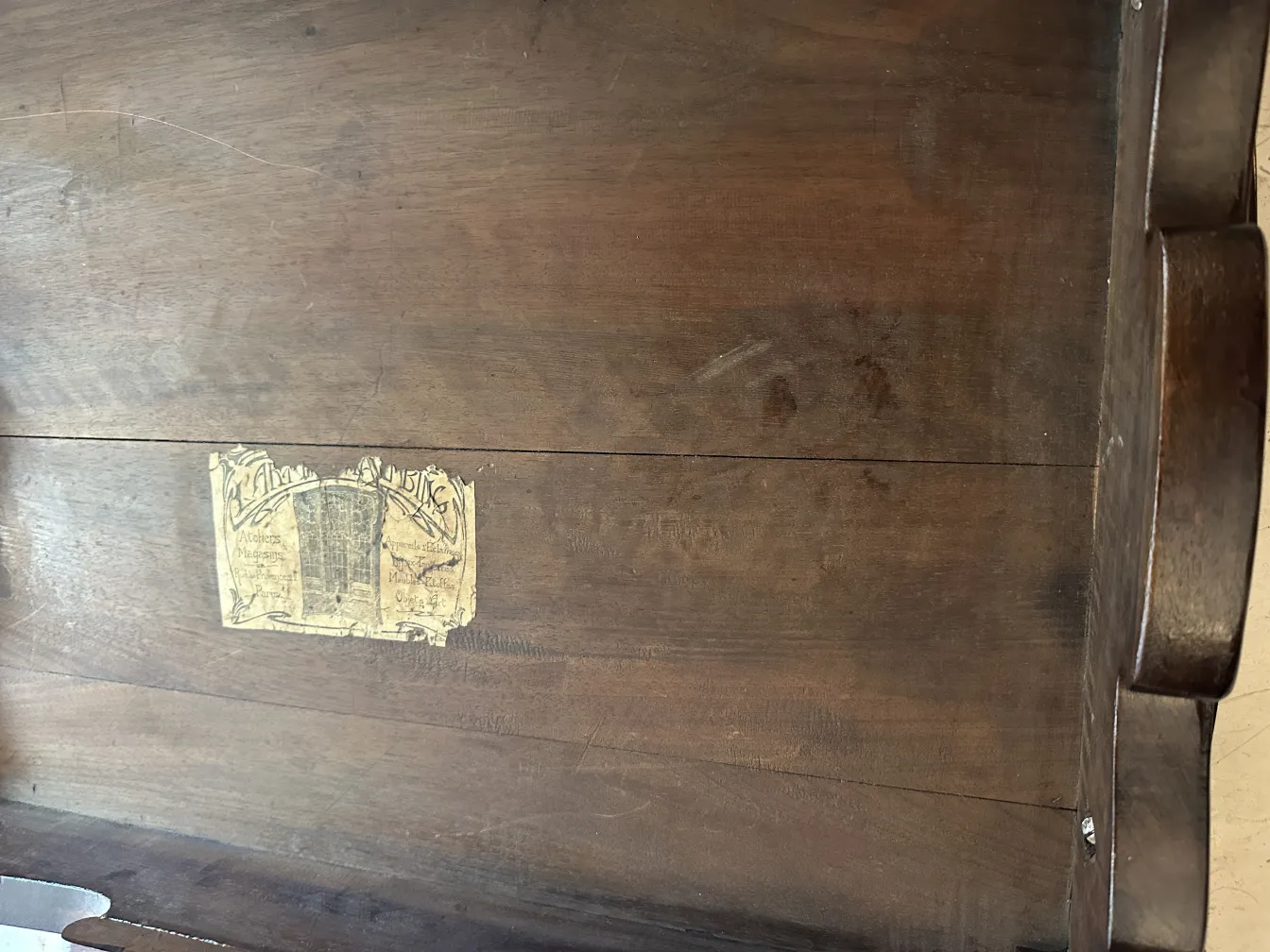 Antigua mesita con etiqueta visible de Maison L´art Nouveau, ambiente acogedor.