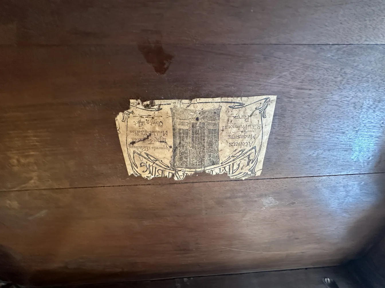 古董小桌子，带有Maison L´art Nouveau的标签，展示在舒适的环境中。