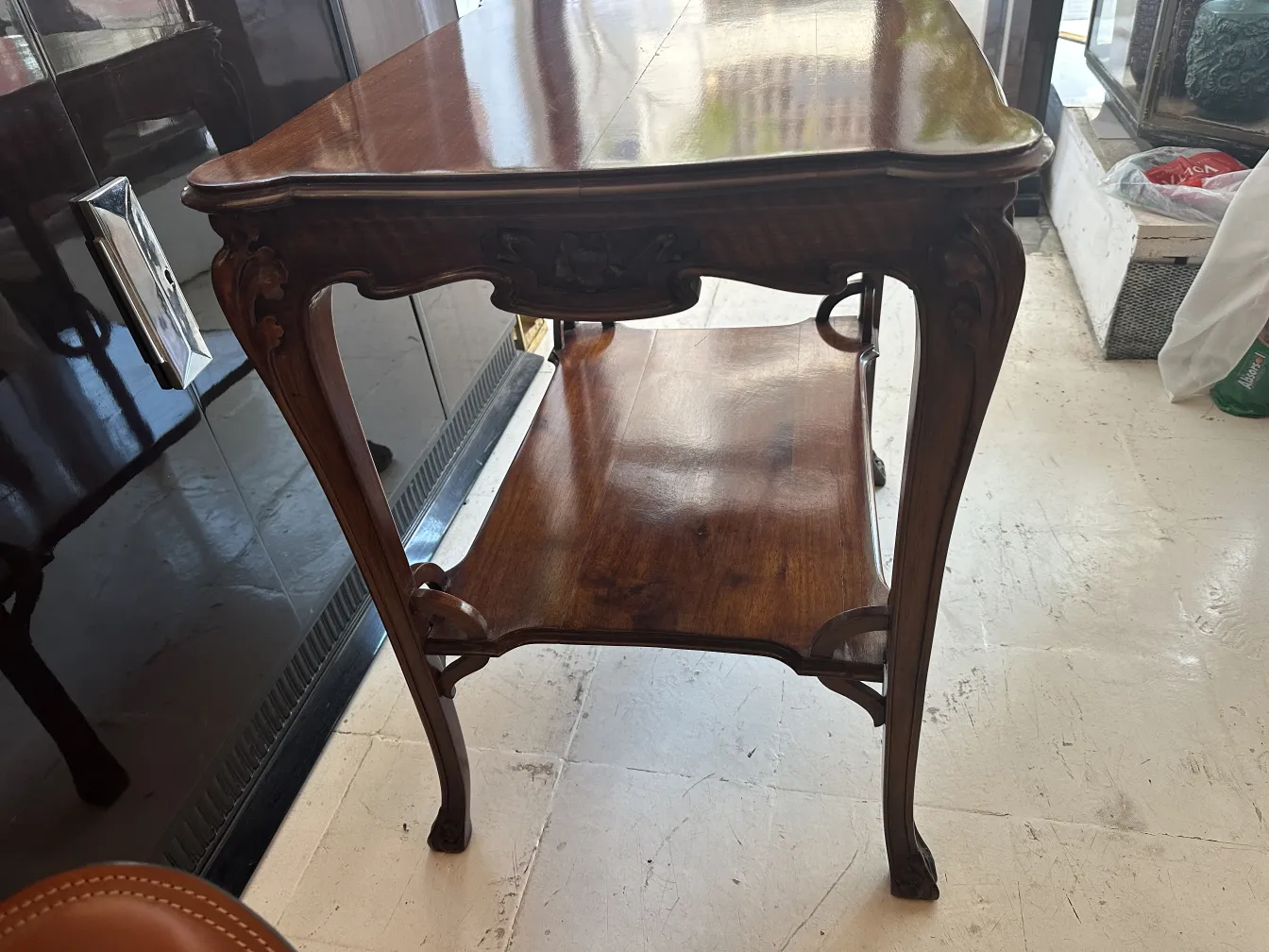 Antiker kleiner Tisch, elegantes Design mit gewölbten Beinen, klassische Atmosphäre.