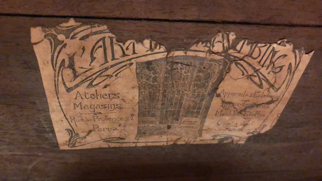 mesinha antiga com etiqueta da Maison L´art Nouveau e Bing Atelier Magasins