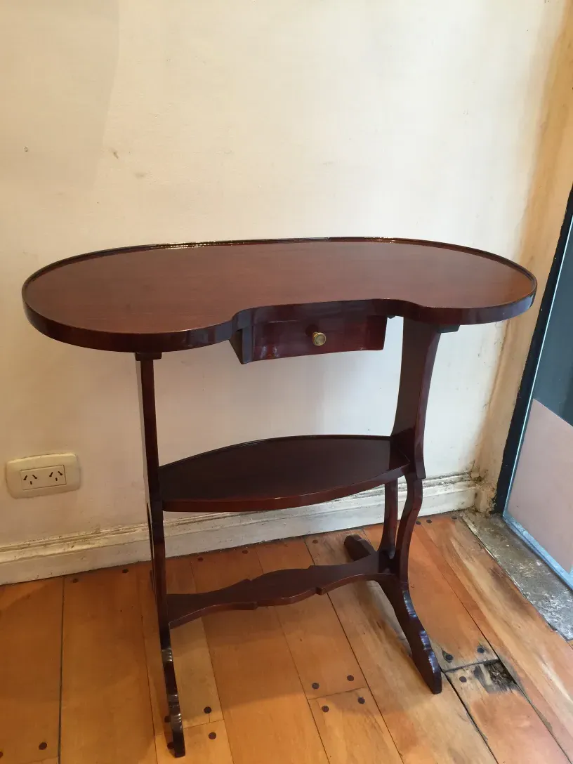 प्राचीन गोल छोटी मेज़ आरामदायक माहौल में