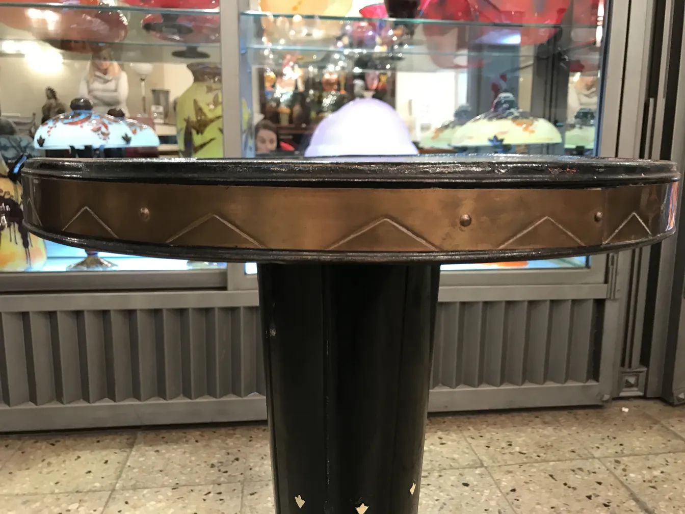 antiker kleiner Tisch mit kreisförmigem Design, bunter Hintergrund