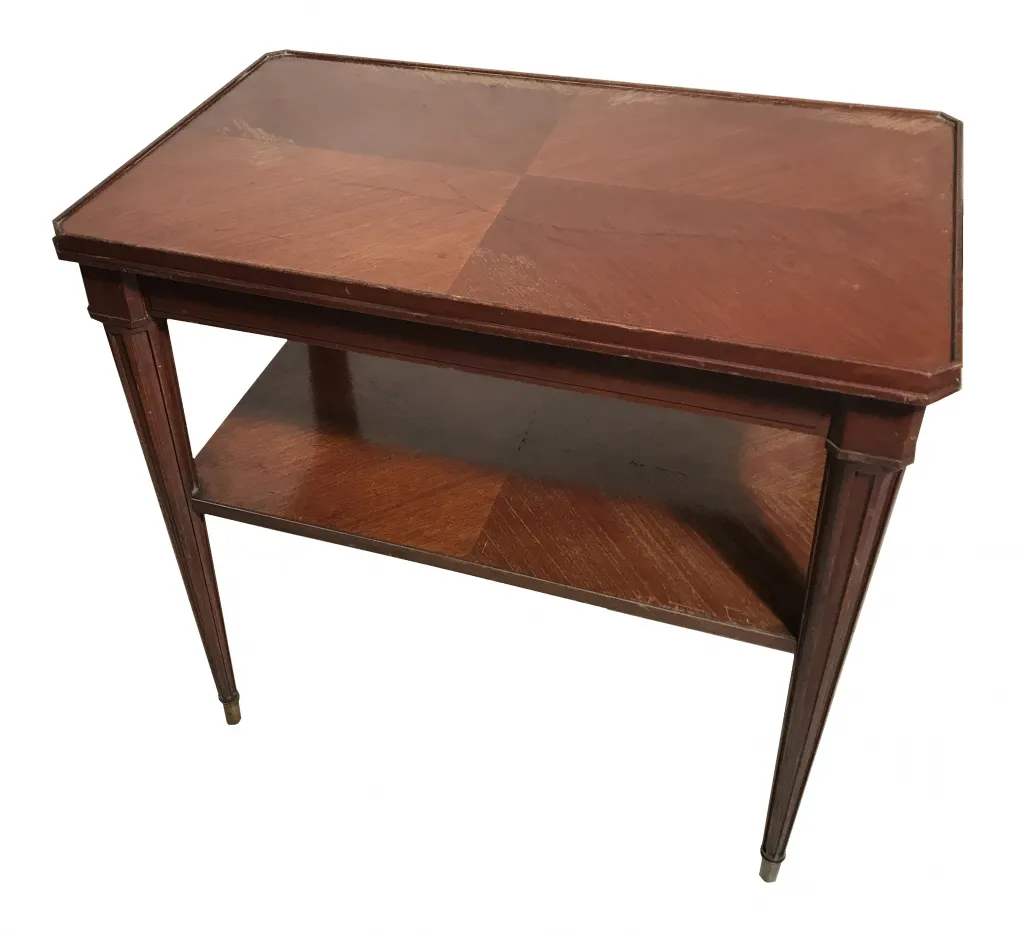 Tavolino antico di Nordiska Kompaniet con design elegante in un ambiente accogliente.