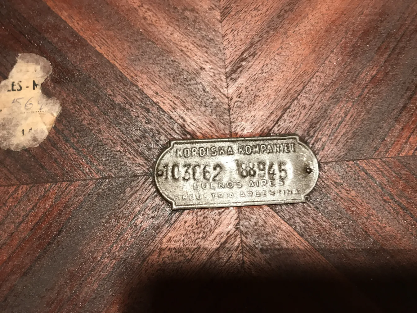 Antiker kleiner Tisch von Nordiska Kompaniet, mit elegantem Design in klassischer Umgebung