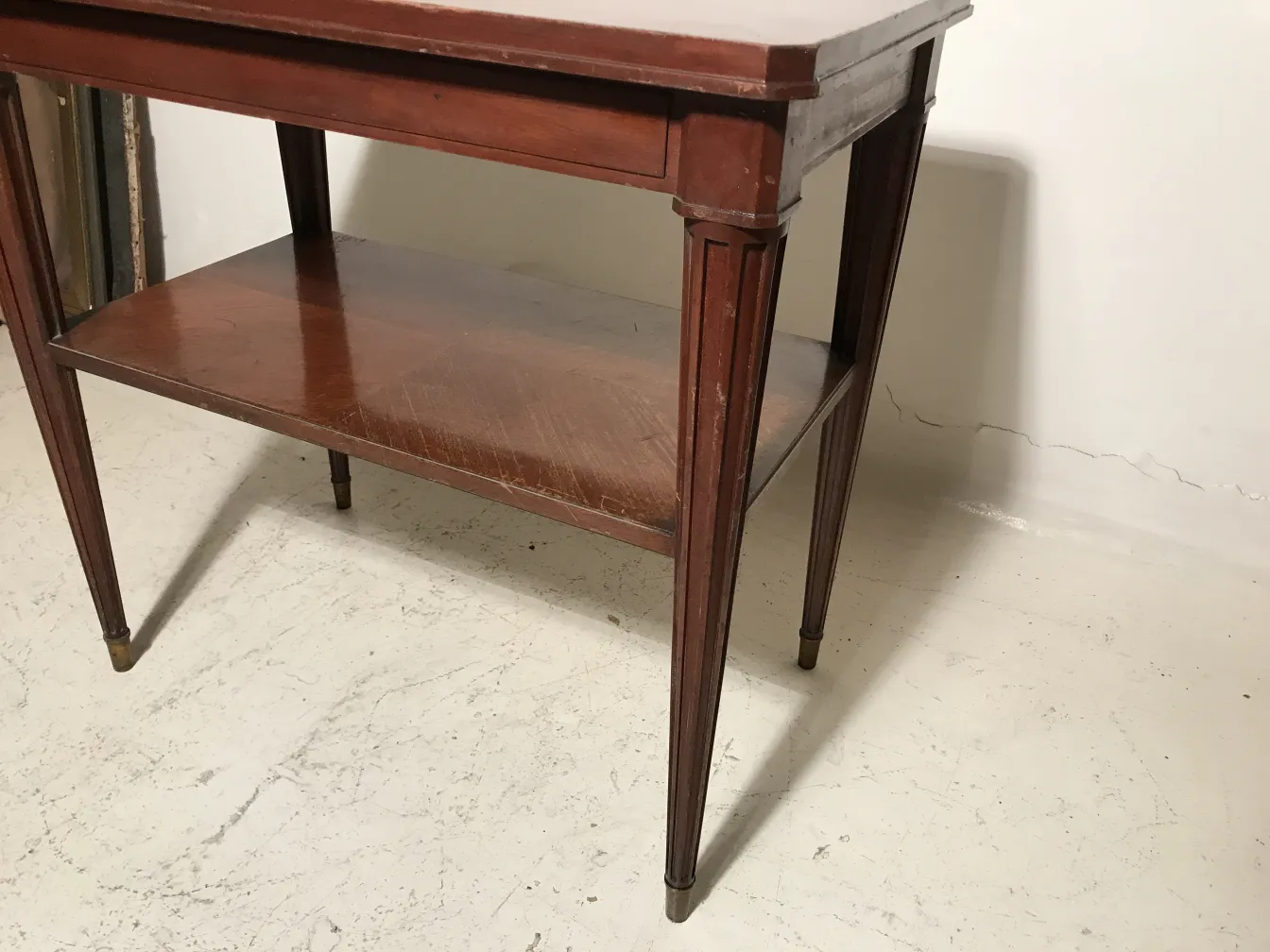 petite table ancienne avec étagères et pieds élégants