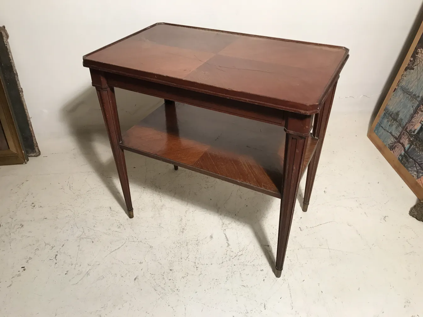 Tavolino antico di Nordiska Kompaniet con ripiano inferiore, stile classico.