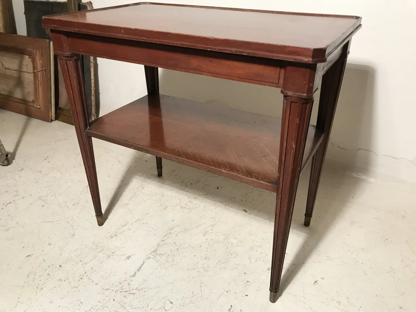 ancienne petite table avec deux niveaux et pattes élégantes