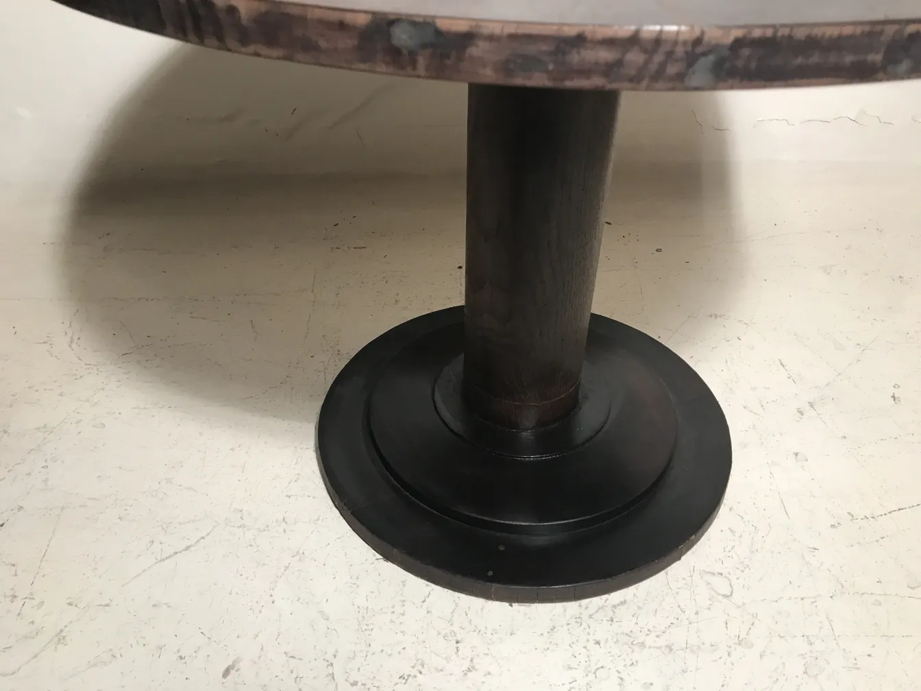 Tavolino antico con base rotonda e dettagli unici