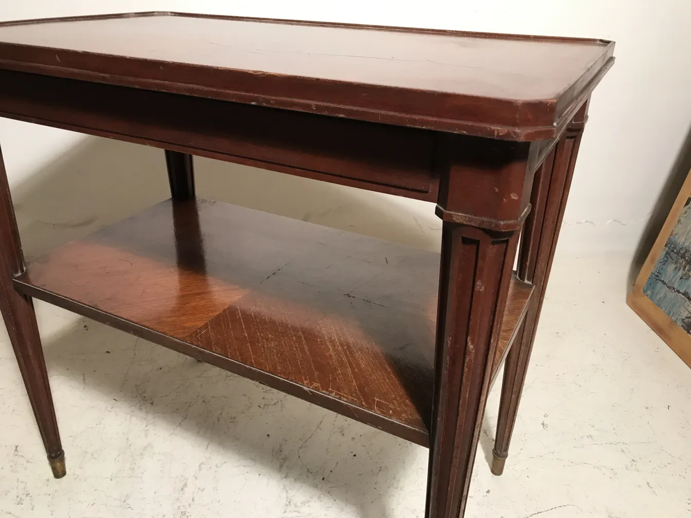 petite table antique nordiska kompaniet dans un cadre simple