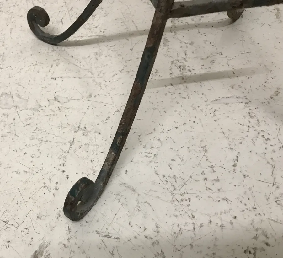 पुरानी छोटी मेज सजावटी घुमावदार पैर के साथ