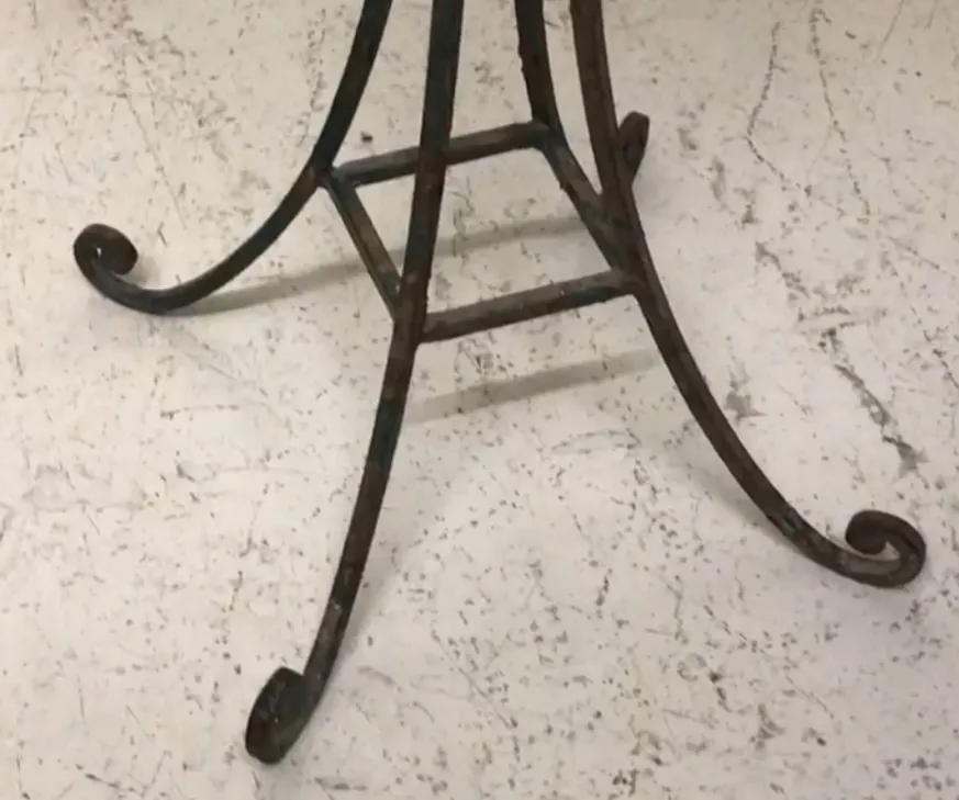 base de petite table antique avec des pieds décoratifs et courbés.