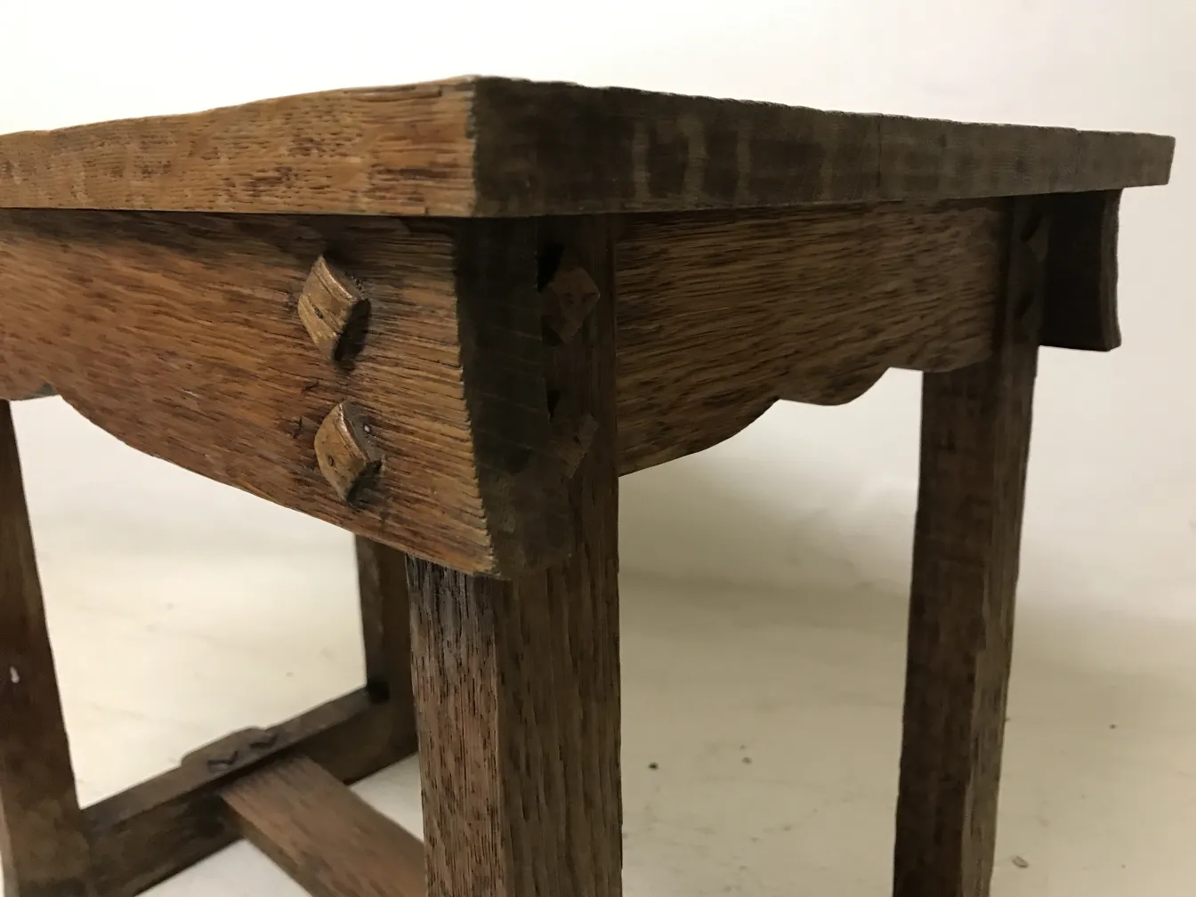 petite table ancienne avec des détails en bois visibles