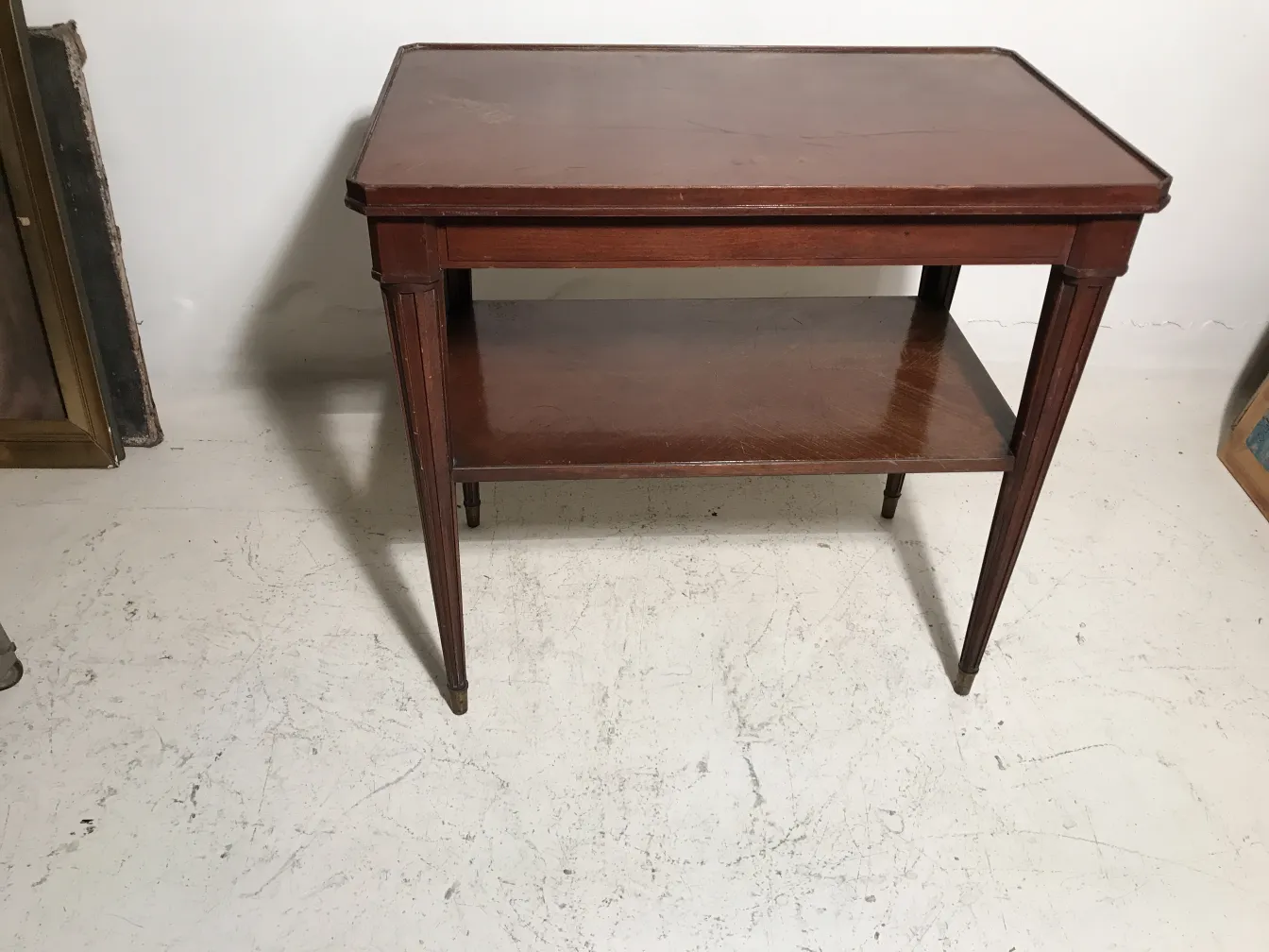 старинный маленький столик от Nordiska Kompaniet с нижней полкой