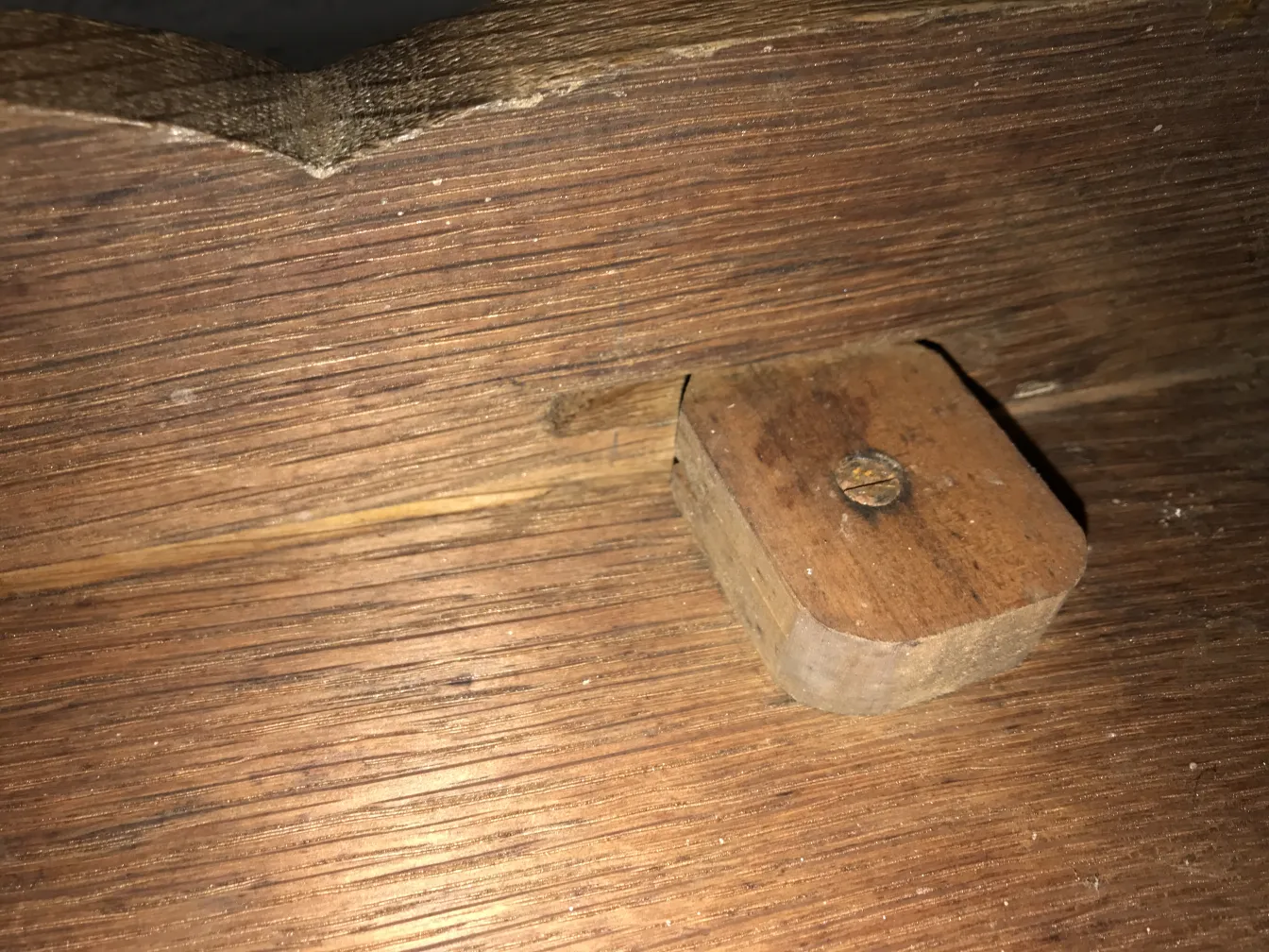 détail d'une ancienne petite table avec une vis visible